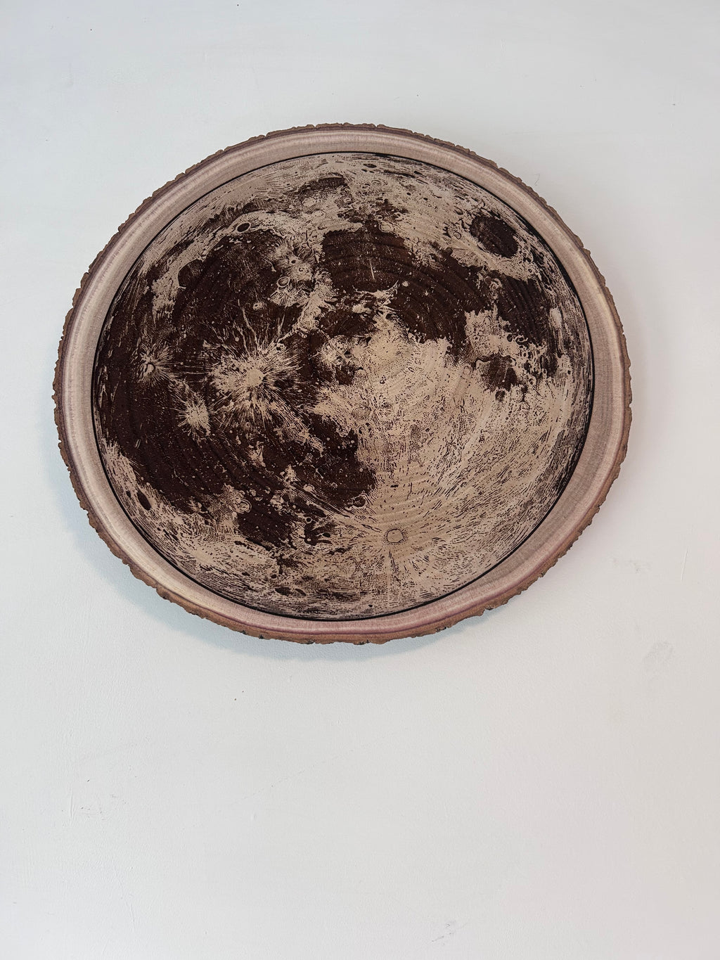 Gravure op een houten schijf - volle maan