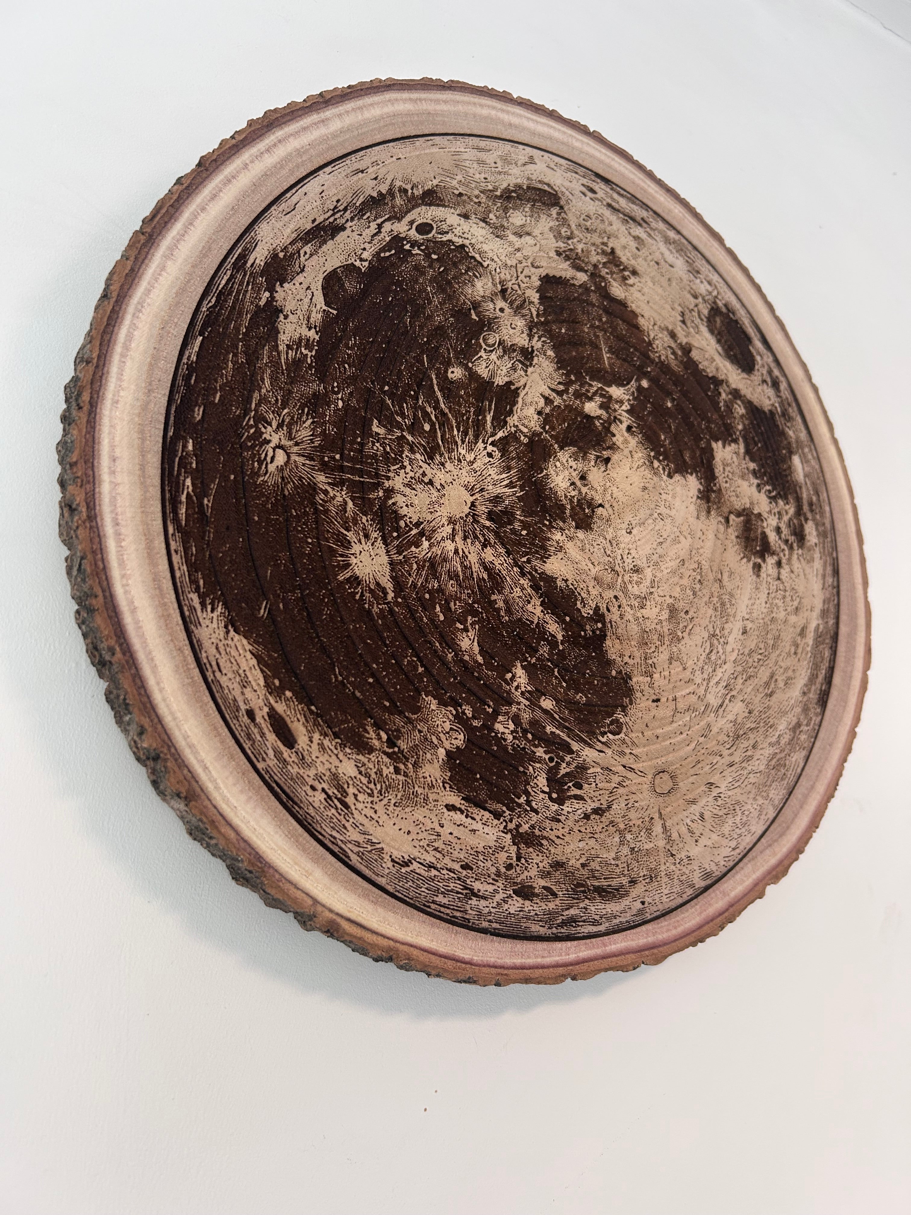 Gravure op een houten schijf - volle maan