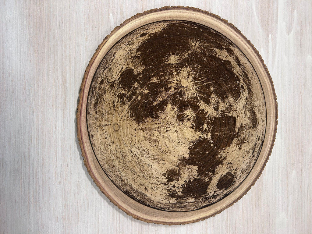 Gravure op een houten schijf - volle maan