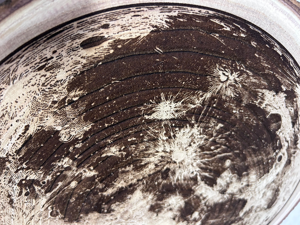 Gravure op een houten schijf - volle maan