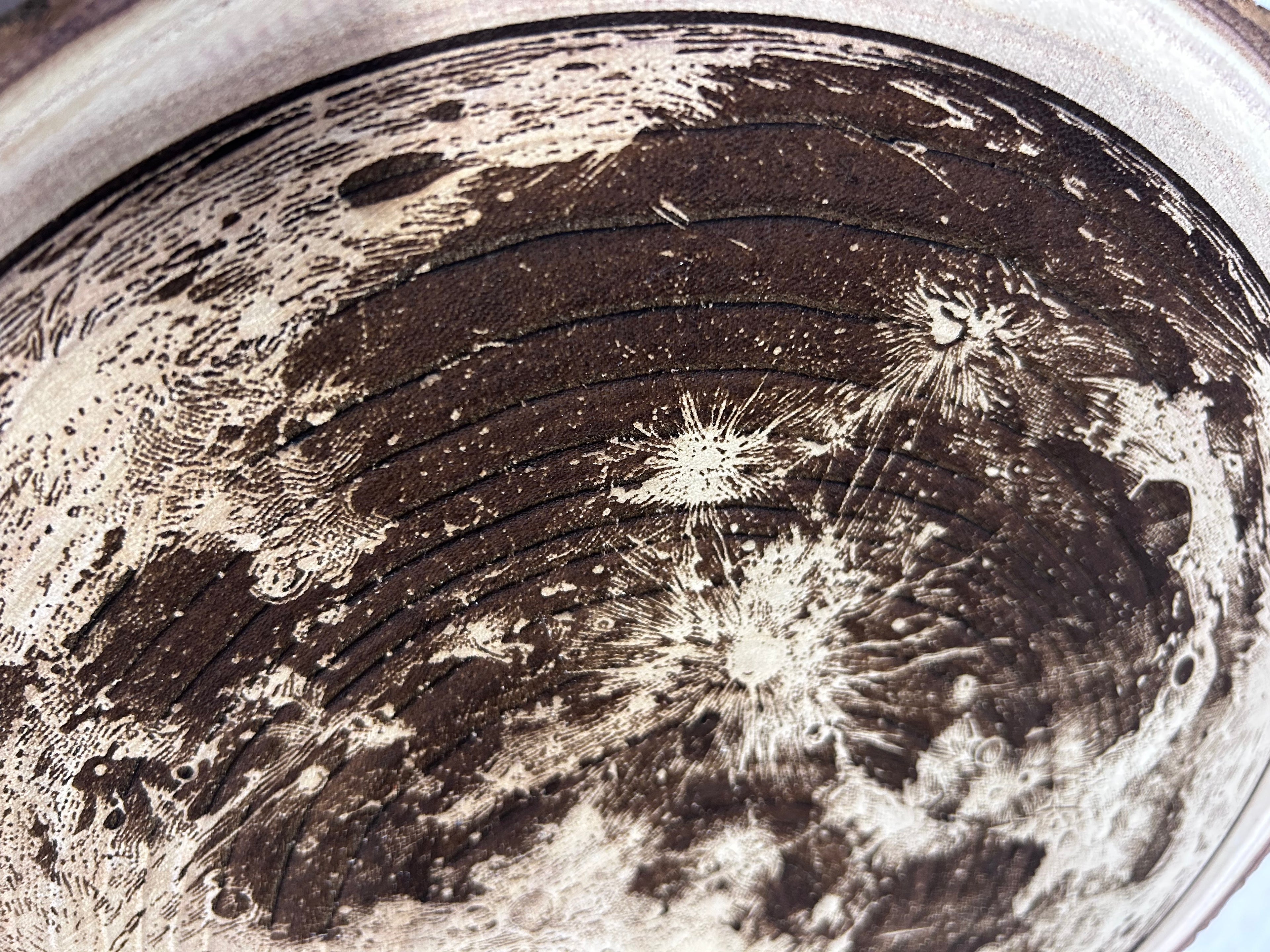 Gravure op een houten schijf - volle maan