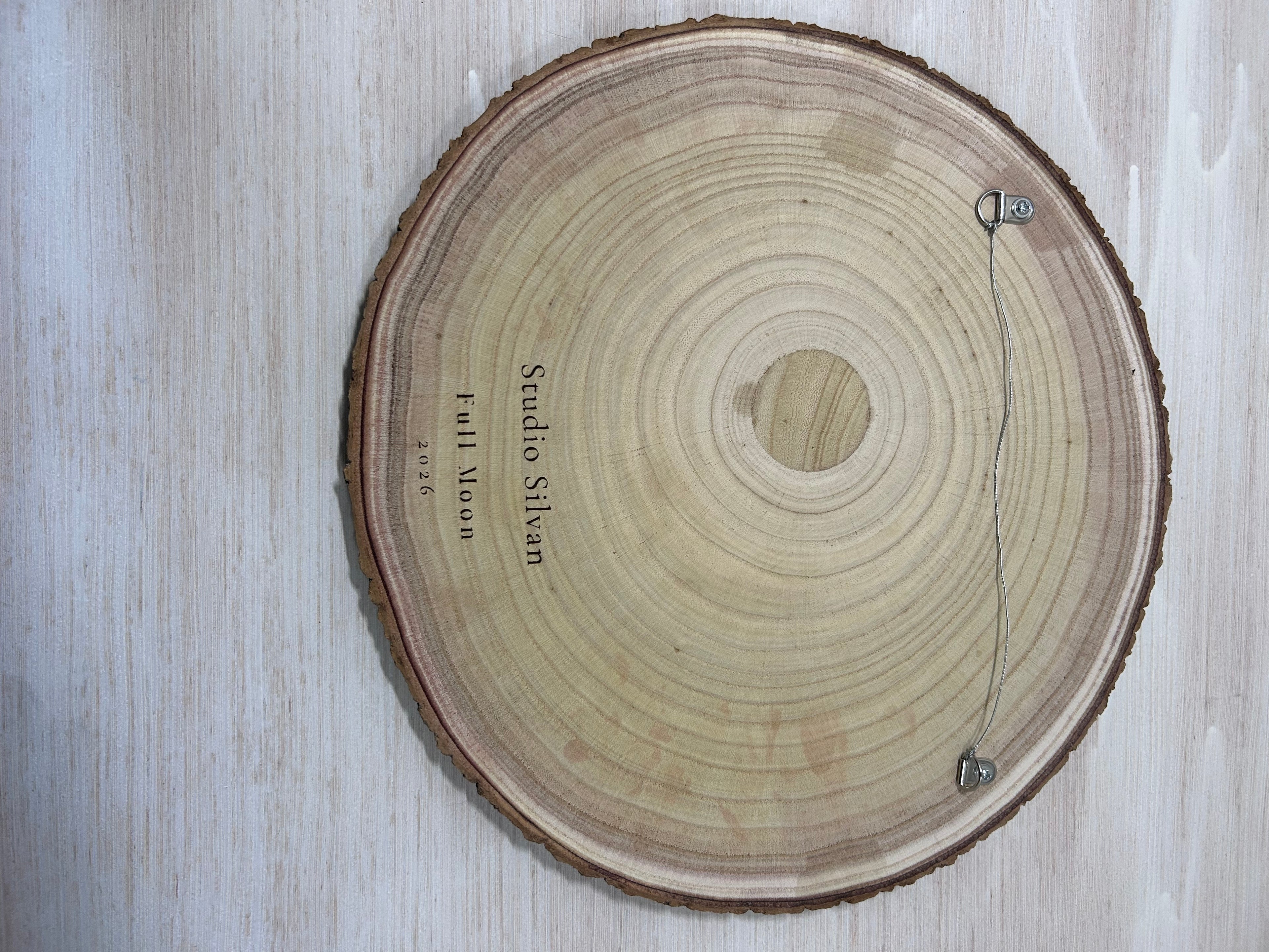Gravure op een houten schijf - volle maan