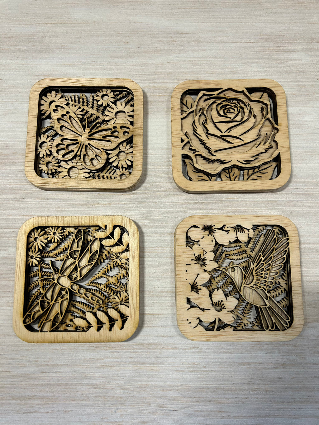 Set van 4 gelaagde houten onderzetters – Kolibrie, Vlinder, Roos & Libel