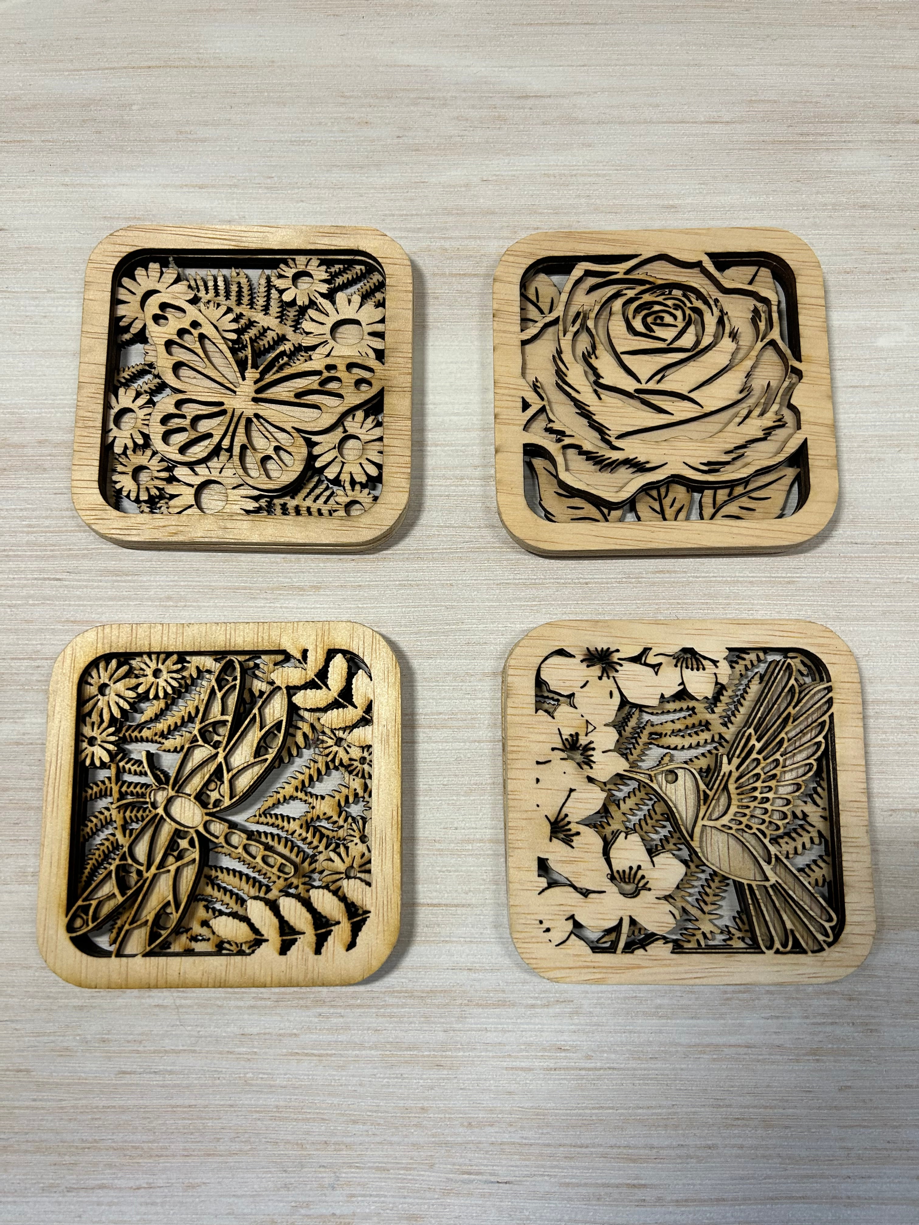 Set van 4 gelaagde houten onderzetters – Kolibrie, Vlinder, Roos & Libel