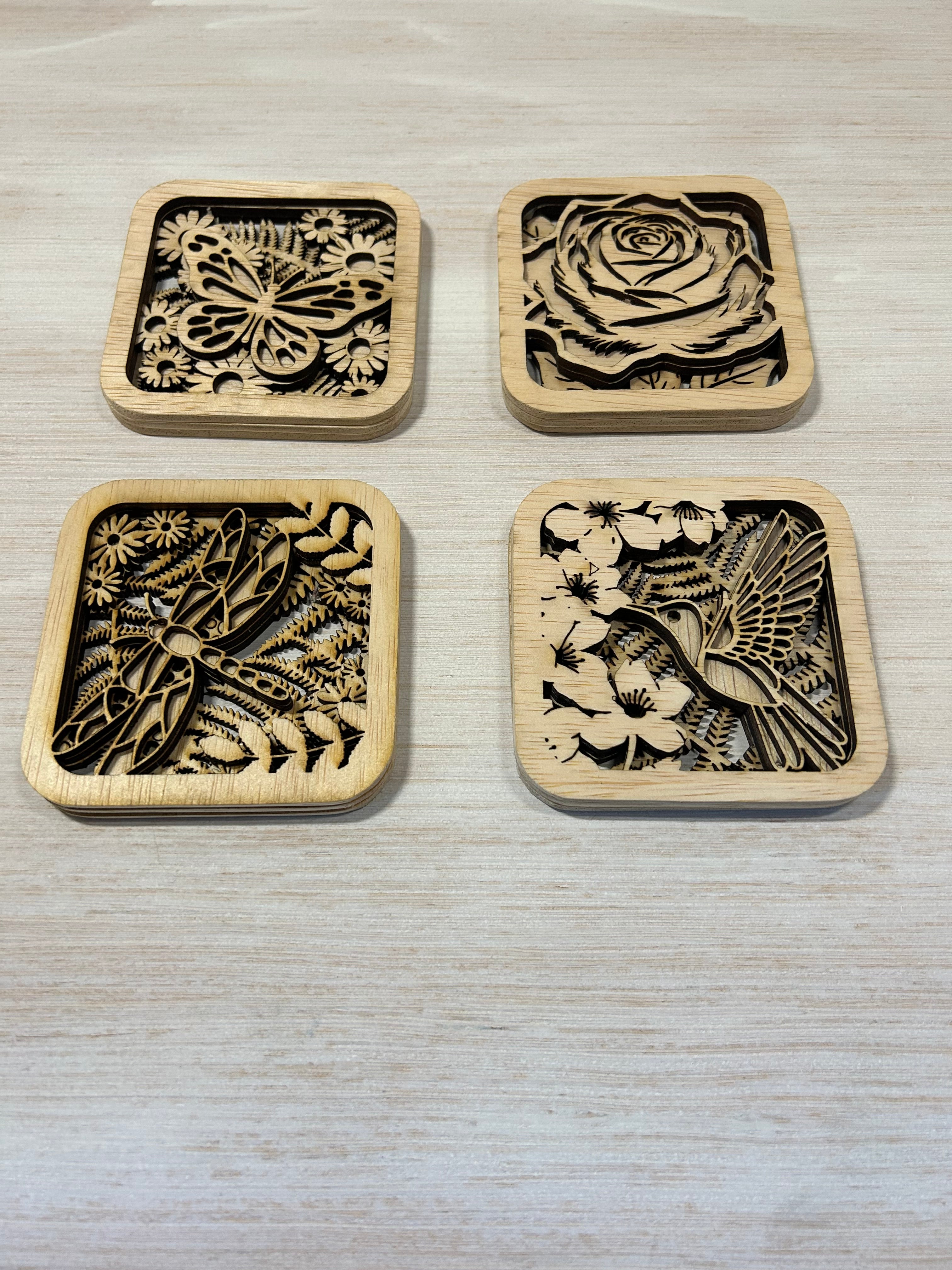 Set van 4 gelaagde houten onderzetters – Kolibrie, Vlinder, Roos & Libel
