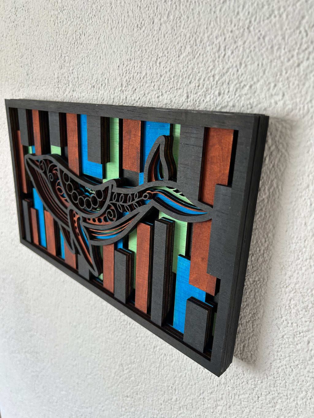 Houten walvis wanddecoratie – Moderne wandsculptuur