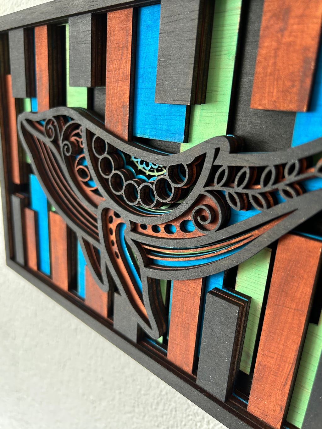 Houten walvis wanddecoratie – Moderne wandsculptuur